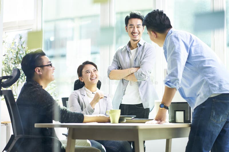 日本のビジネスチームの会議