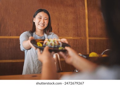 日本の寿司レストランの女性スタッフ